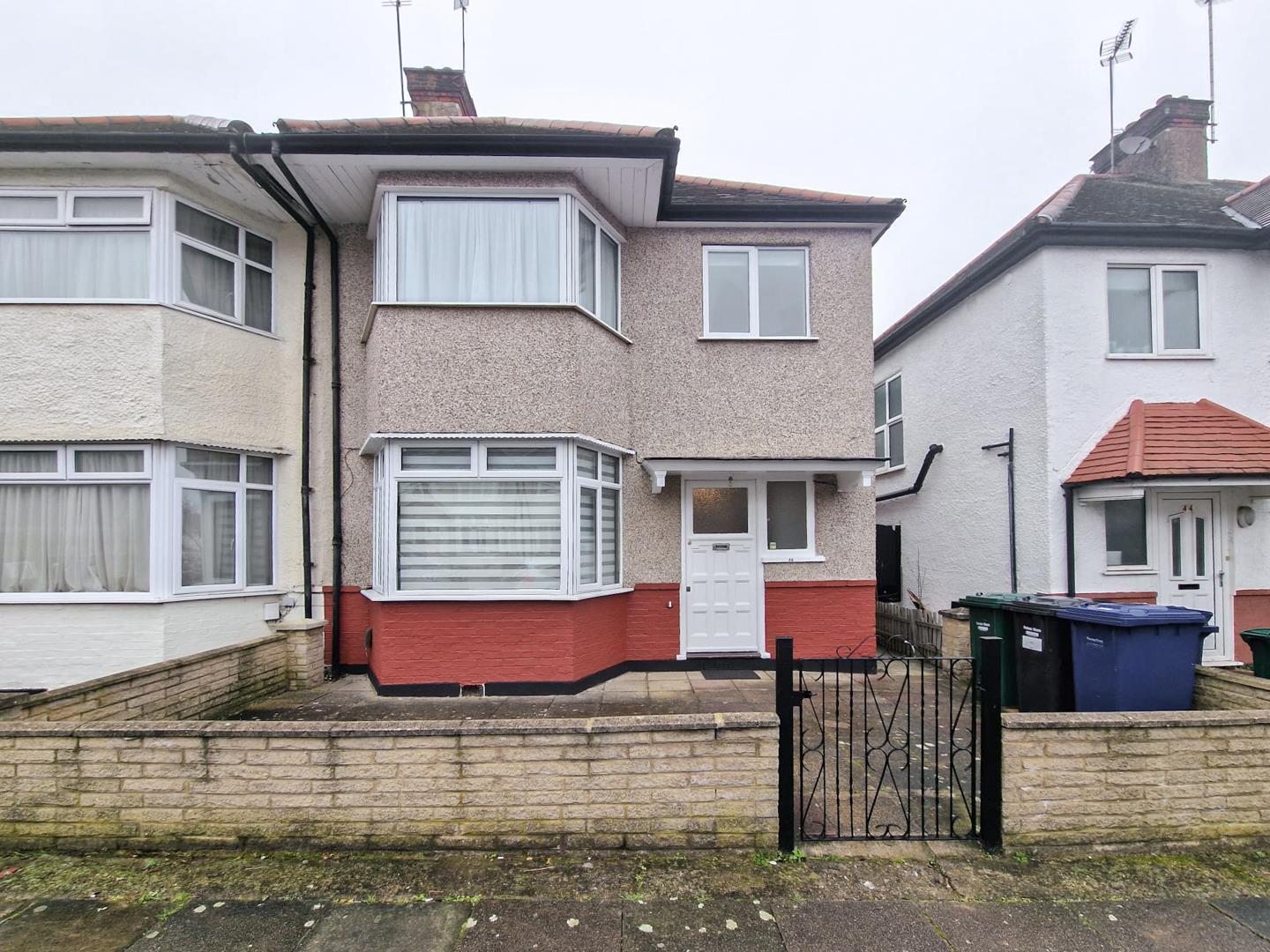3 bed property in Gainsborough Gardens, London